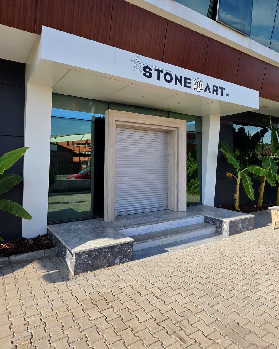 Yıldız Stone Art tesis girişi — mermer basamaklar ve Stone Art tabelası